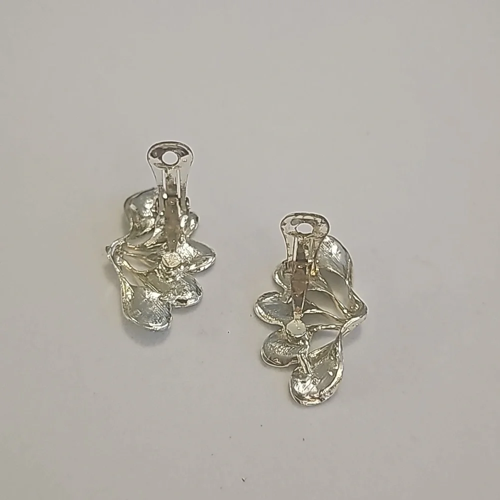 Vintage Dainty Green Enamel Floral Theme Clip On Earrings. - Picture 3 of 6